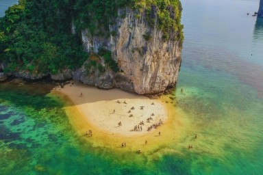 Hanoi - Halong Bay - Bai Tu Long bay - Tra Gioi beach - Cong Do Area (L, D)